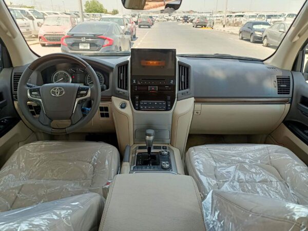Toyota Land Cruiser GXR Interior console