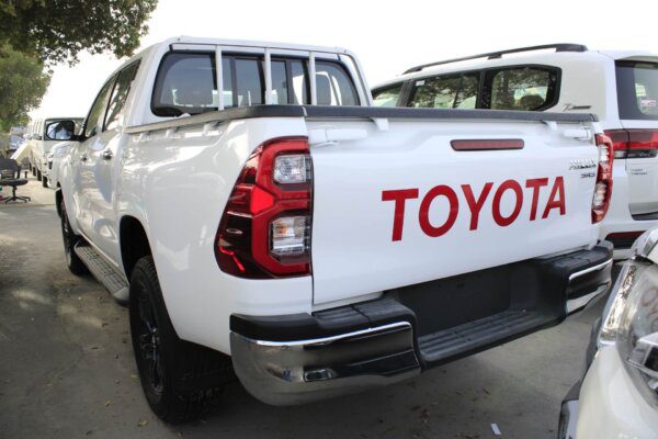 TOYOTA HILUX SR5 DIESEL 2022 (Rear right side)