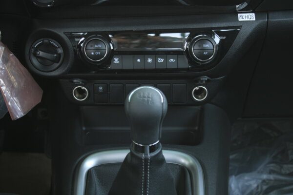TOYOTA HILUX SR5 DIESEL 2022( Different buttons)