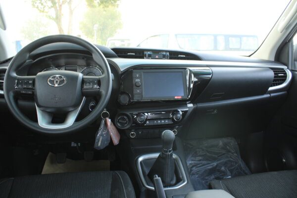 TOYOTA HILUX SR5 DIESEL 2022 (Front side interior)