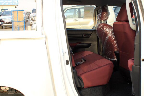 Toyota Hilux 2.7 P 2022 (Rear Seats)