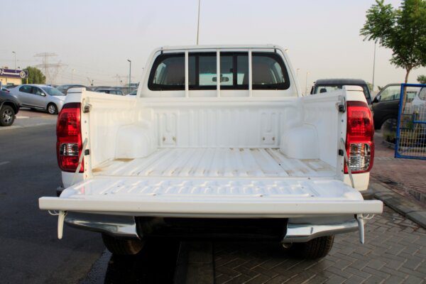 Toyota Hilux 2.7 P 2022 (back view full)