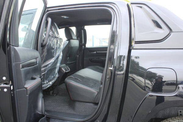 Toyota Hilux GR 2022 Rear door)