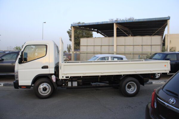 Mitsubishi Canter 2023 4.2D MT White (Mid View)