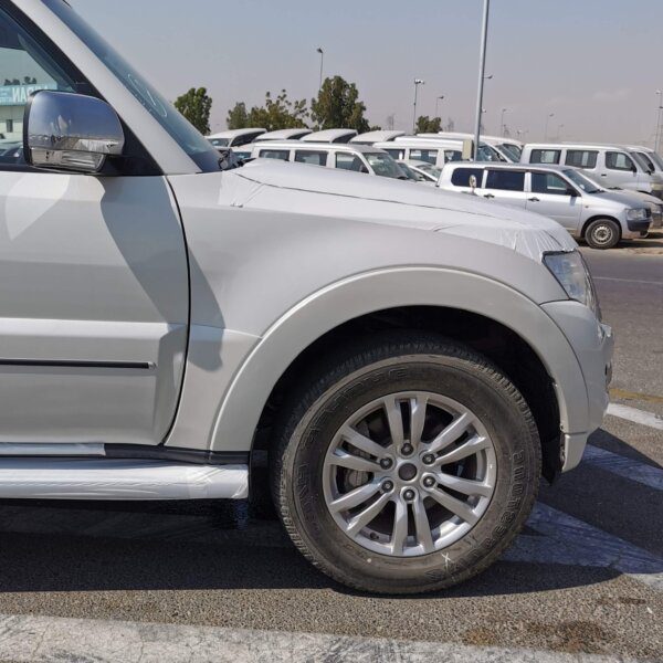 Mitsubishi Pajero GLS 2022 3.8P AT White (Front Tyre)