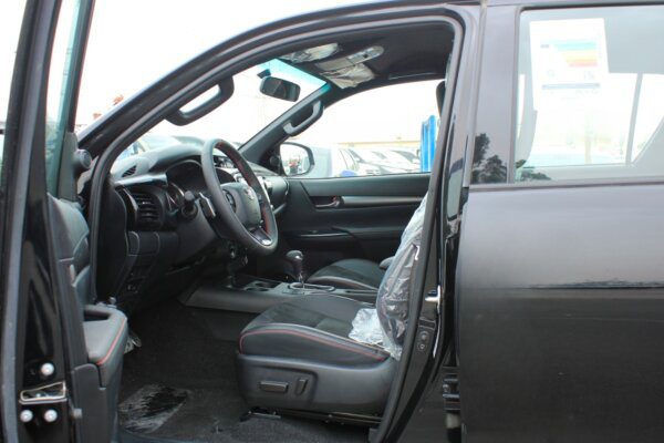 Toyota Hilux GR 2022 4.0P AT Black (Front Driver seat)