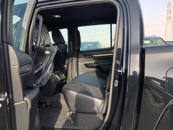 Toyota Hilux GR 2022 4.0P AT Black (Rear Seats)