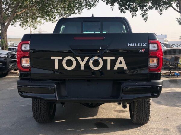 Toyota Hilux GR 2022 4.0P AT Black (Rear view)