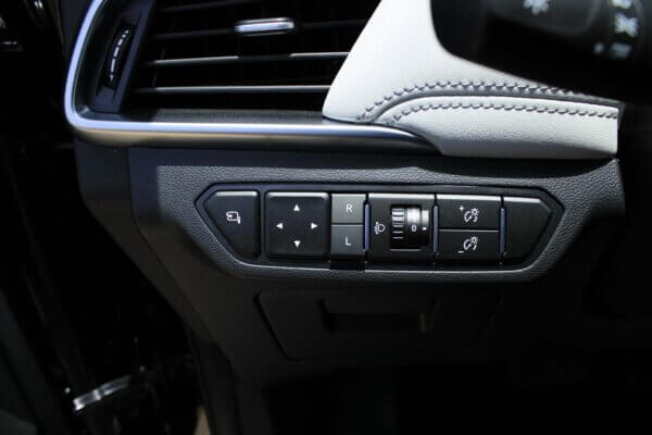 Chevrolet Captiva Premier 1.5P 2023 Black Side Mirror Control Buttons Profile