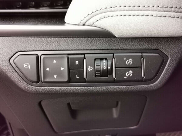 Chevrolet Captiva Premier 1.5P 2023 Silver Side Mirror Control Button Profile