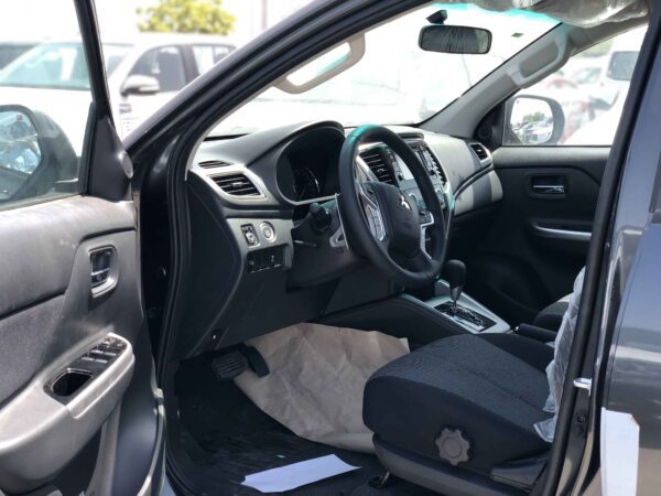 Mitsubishi L200 Sportero 2022 2.4D Black Driver Seat Profile