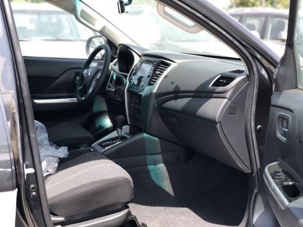 Mitsubishi L200 Sportero 2022 2.4D Black Front Passenger Seat Pofile