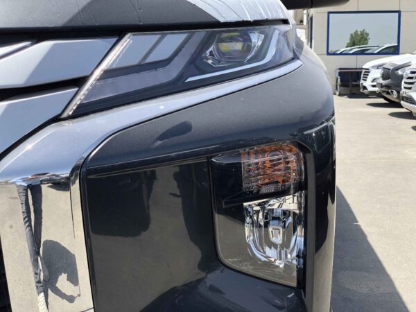 Mitsubishi L200 Sportero 2022 2.4D Black Headlight & Front Fog Light Profile