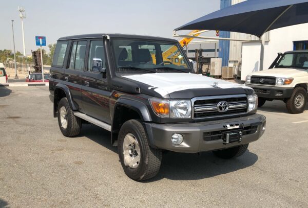 Toyota Land Cruiser LX76 2022 4.0P Gray Front Right Profile