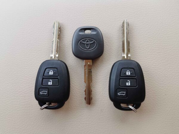 Toyota Prado TXL 2022 2.7P White Immobilizer(Smart Key) Profile