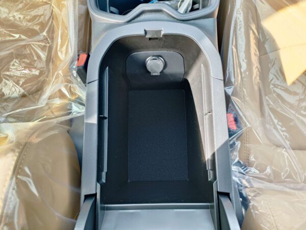 Toyota RAV-4 2022 2.0P White Open Box Profile