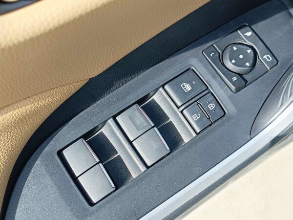 Toyota RAV-4 2022 2.0P White Side Buttons Profile