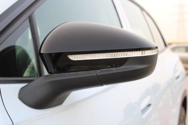 VVOLKSWAGON ID 6 X PURE 2022 White Side Mirror Profile