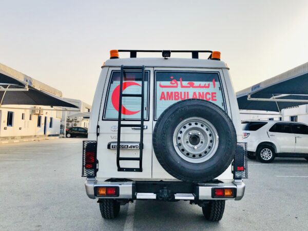 Land Cruiser Off-road ambulance - back - roof - rack - beacon - lights - ladder