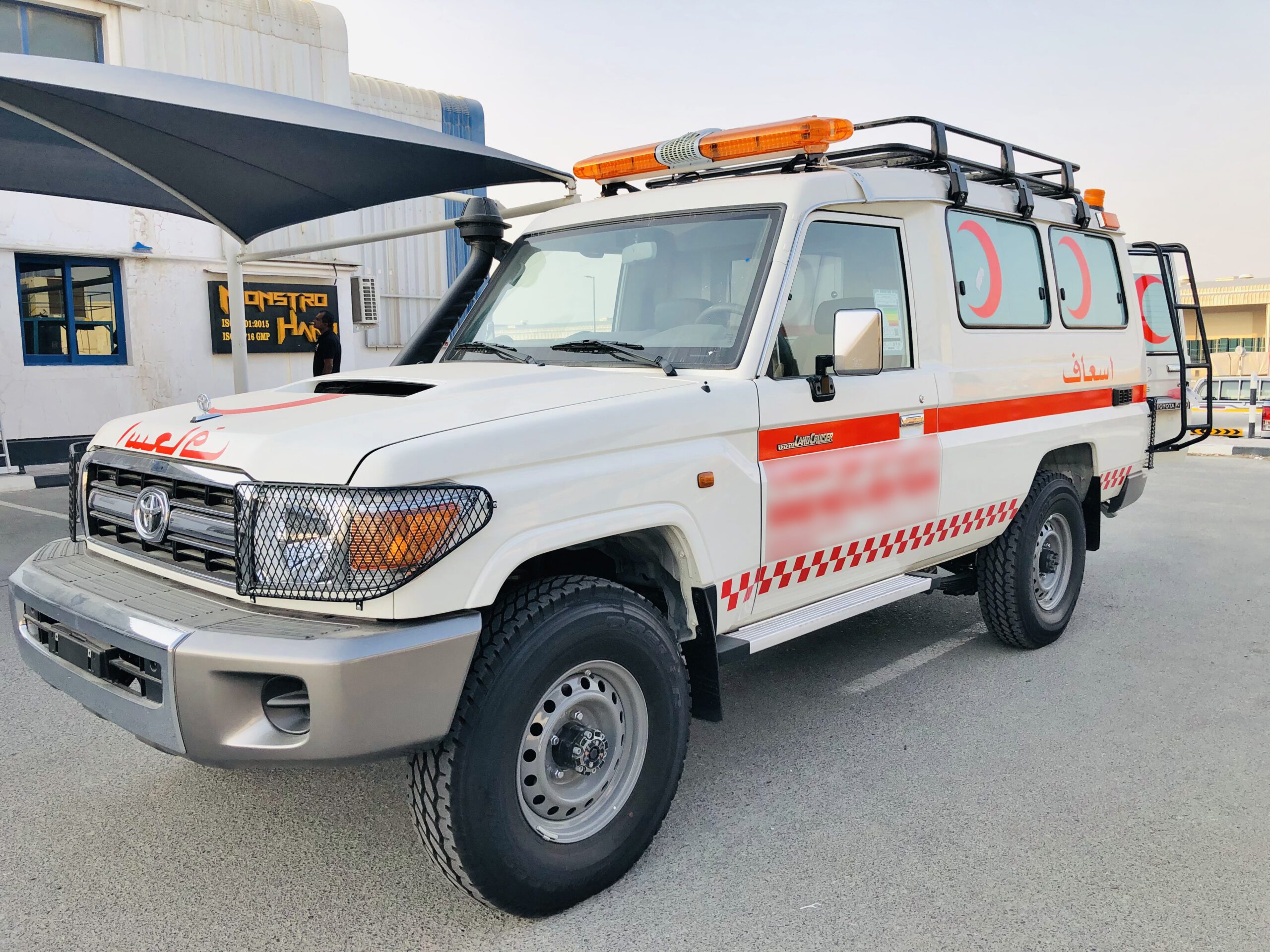 Land Cruiser Off-road ambulance - right - front