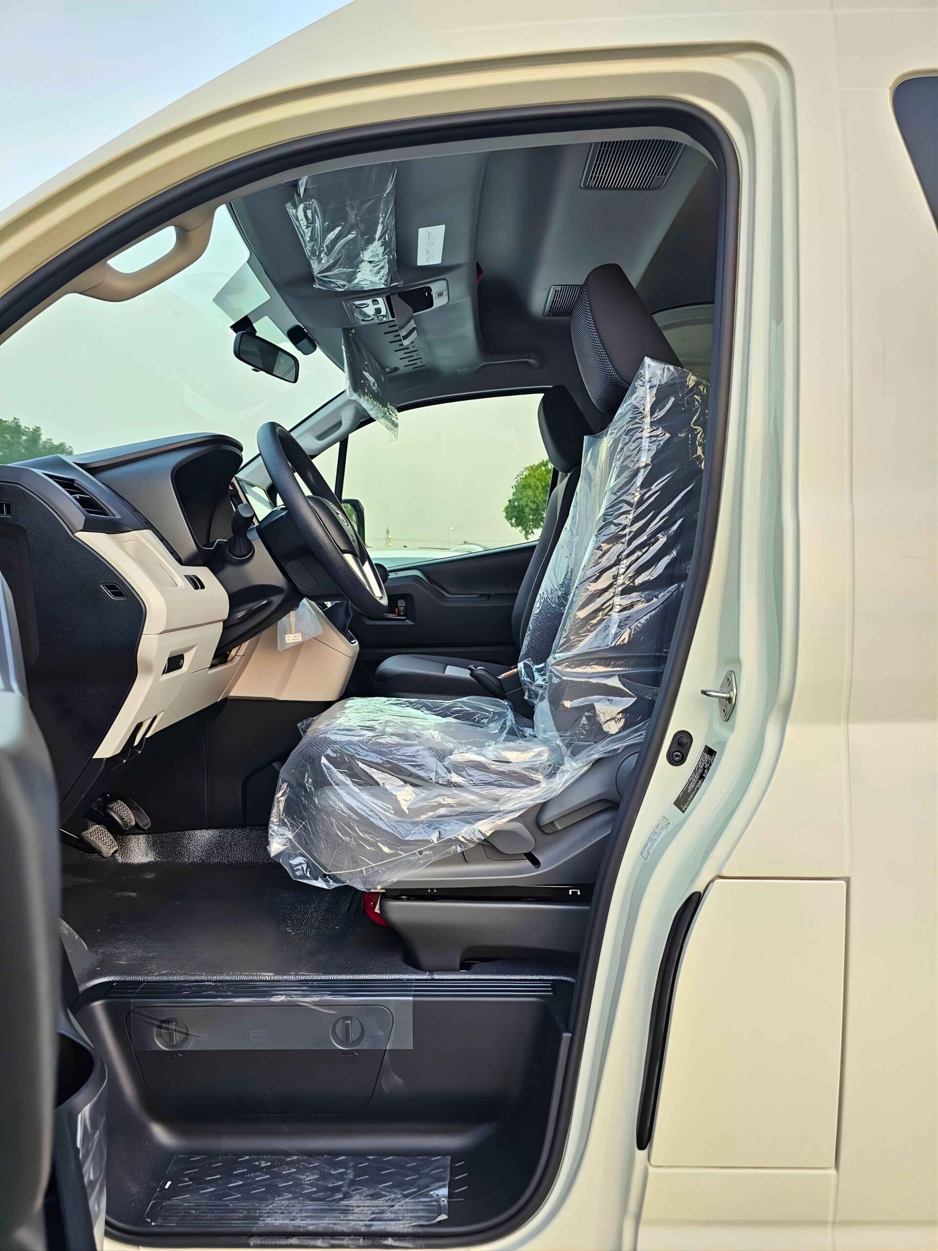 TOYOTA HIACE HIGHROOF DX PASSENGER 2026 DIESEL V4 2.8L M/T - Image 9