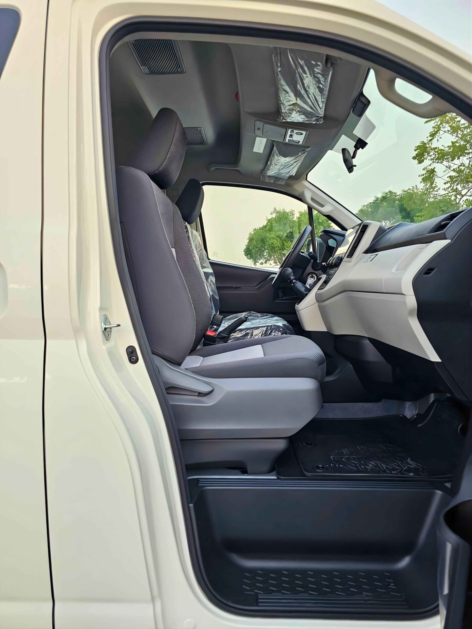 TOYOTA HIACE HIGHROOF DX PASSENGER 2026 DIESEL V4 2.8L M/T - Image 8