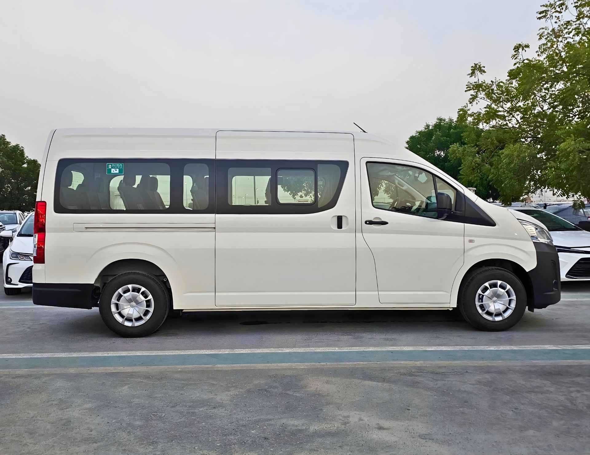 TOYOTA HIACE HIGHROOF DX PASSENGER 2026 DIESEL V4 2.8L M/T - Image 3