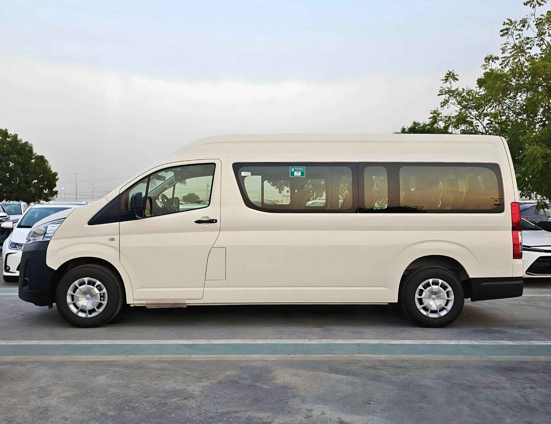 TOYOTA HIACE HIGHROOF DX PASSENGER 2026 DIESEL V4 2.8L M/T - Image 2