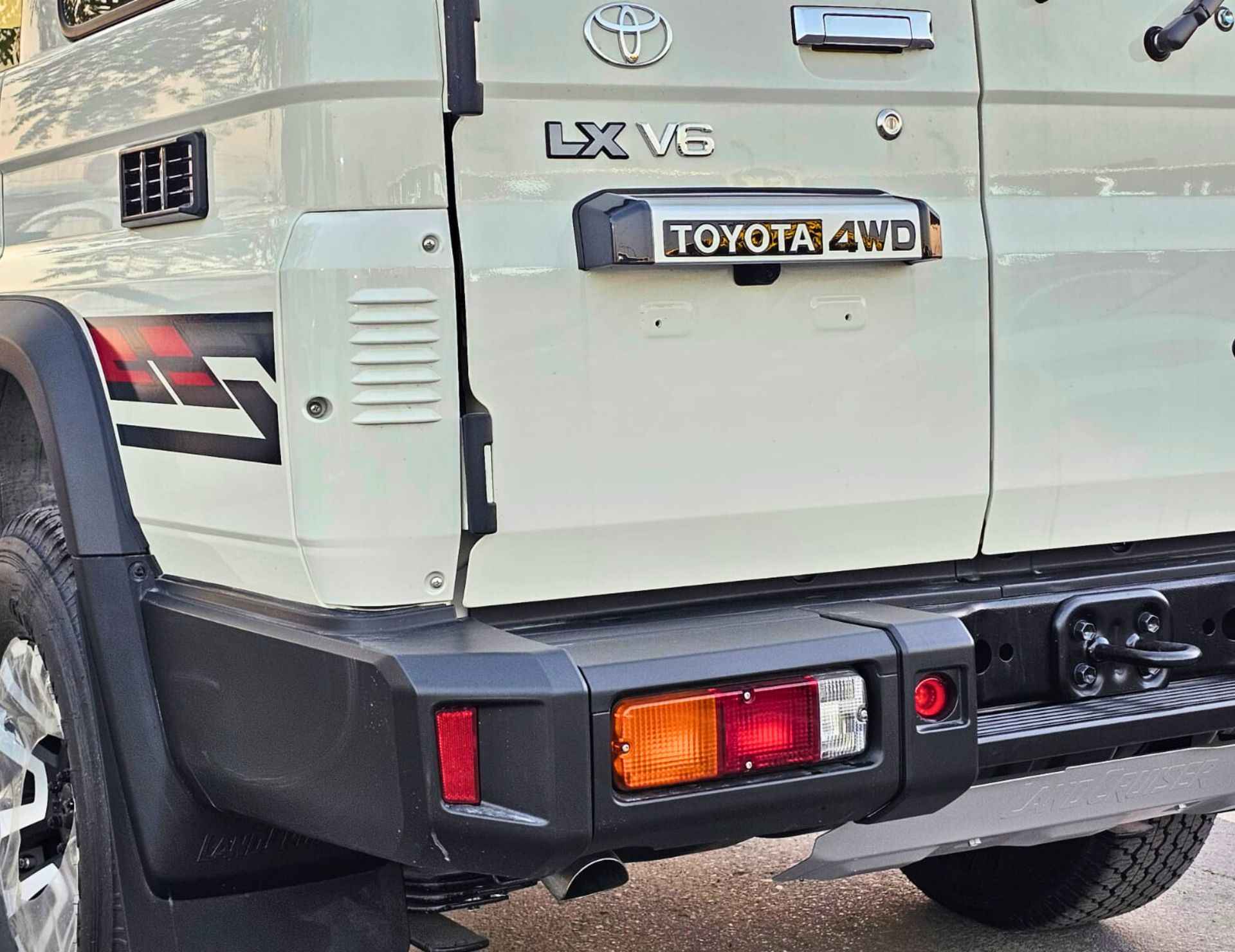 TOYOTA LANDCRUISER HARDTOP LX LC76 2026 PETROL V6 4.0L A/T - Image 33