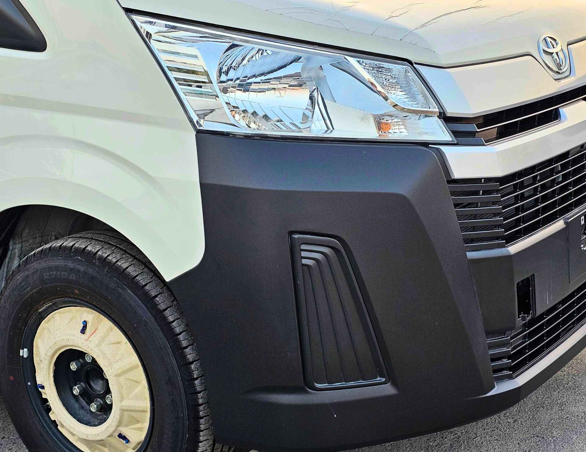TOYOTA HIACE CARGO MIDROOF 2026 PETROL 3.5L V6 A/T - Image 5