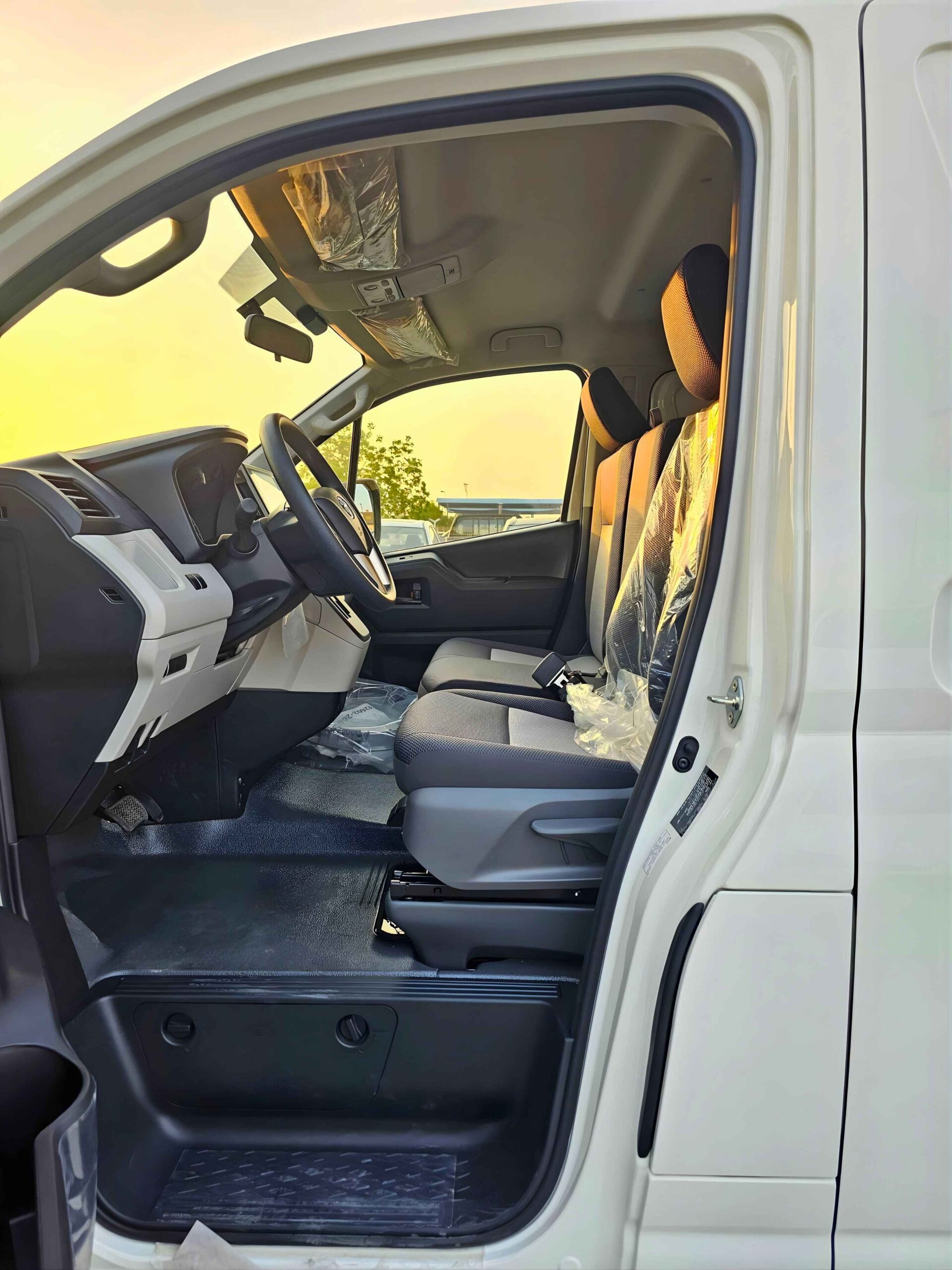 TOYOTA HIACE CARGO MIDROOF 2026 PETROL 3.5L V6 A/T - Image 8