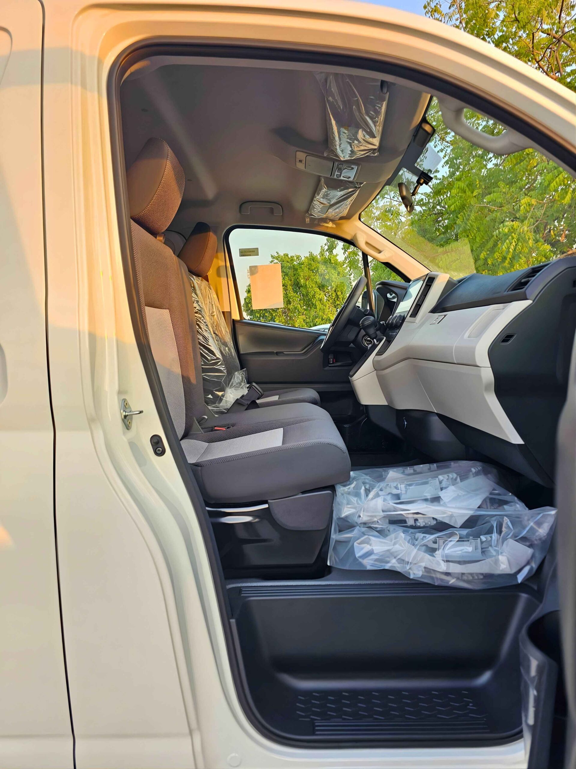 TOYOTA HIACE CARGO MIDROOF 2026 PETROL 3.5L V6 A/T - Image 9