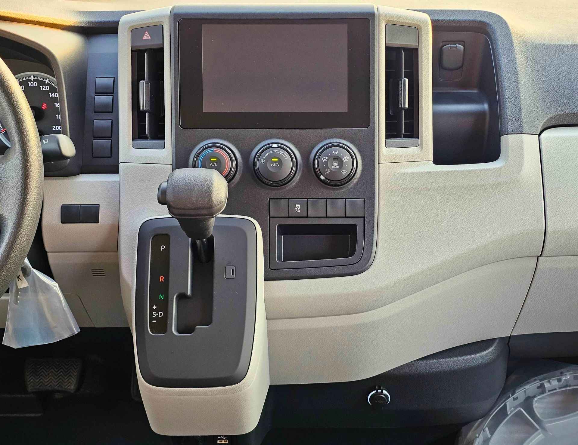 TOYOTA HIACE CARGO MIDROOF 2026 PETROL 3.5L V6 A/T - Image 15