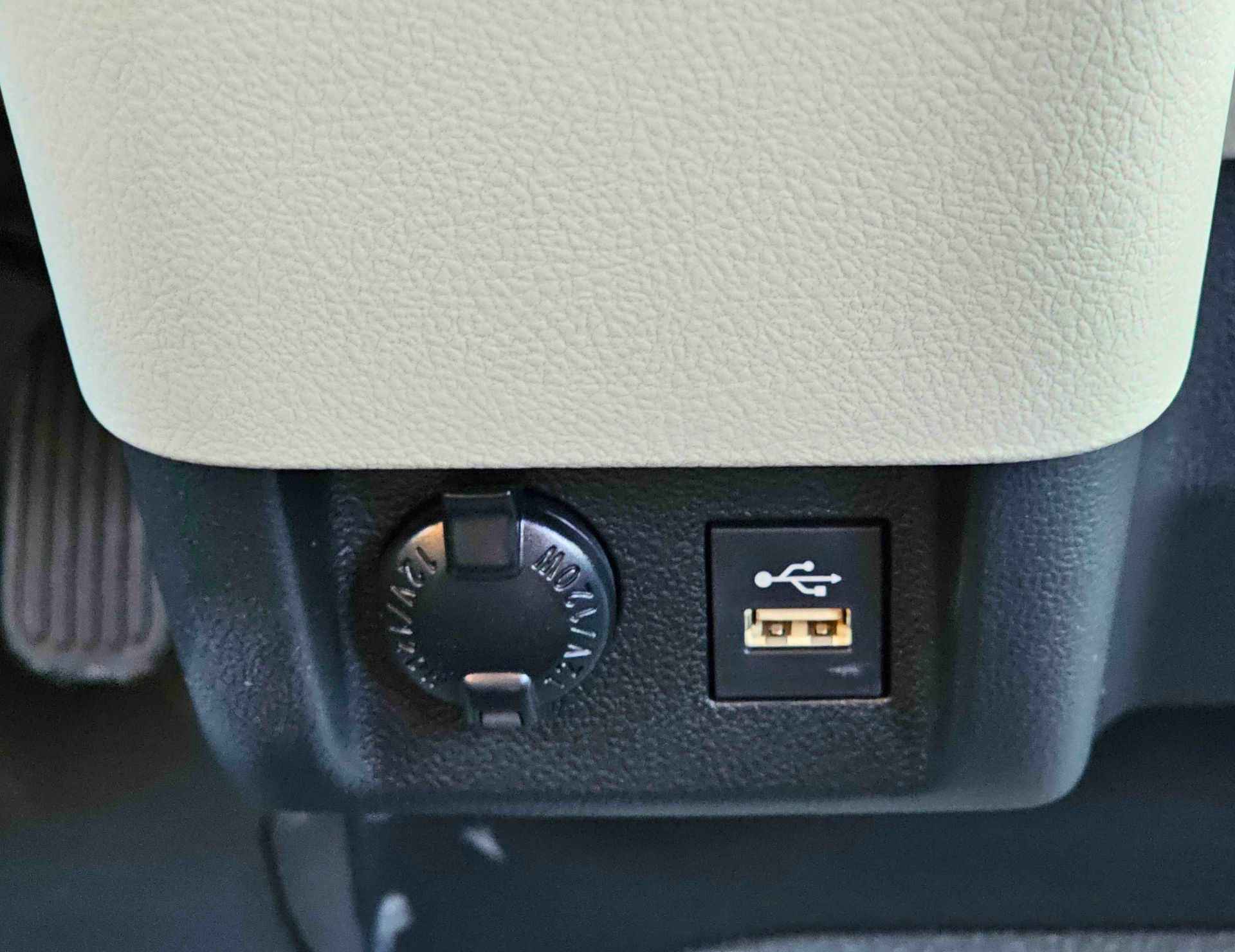 TOYOTA HIACE CARGO MIDROOF 2026 PETROL 3.5L V6 A/T - Image 17