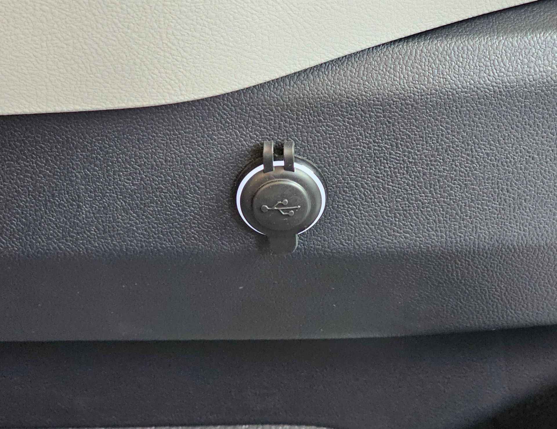 TOYOTA HIACE CARGO MIDROOF 2026 PETROL 3.5L V6 A/T - Image 18