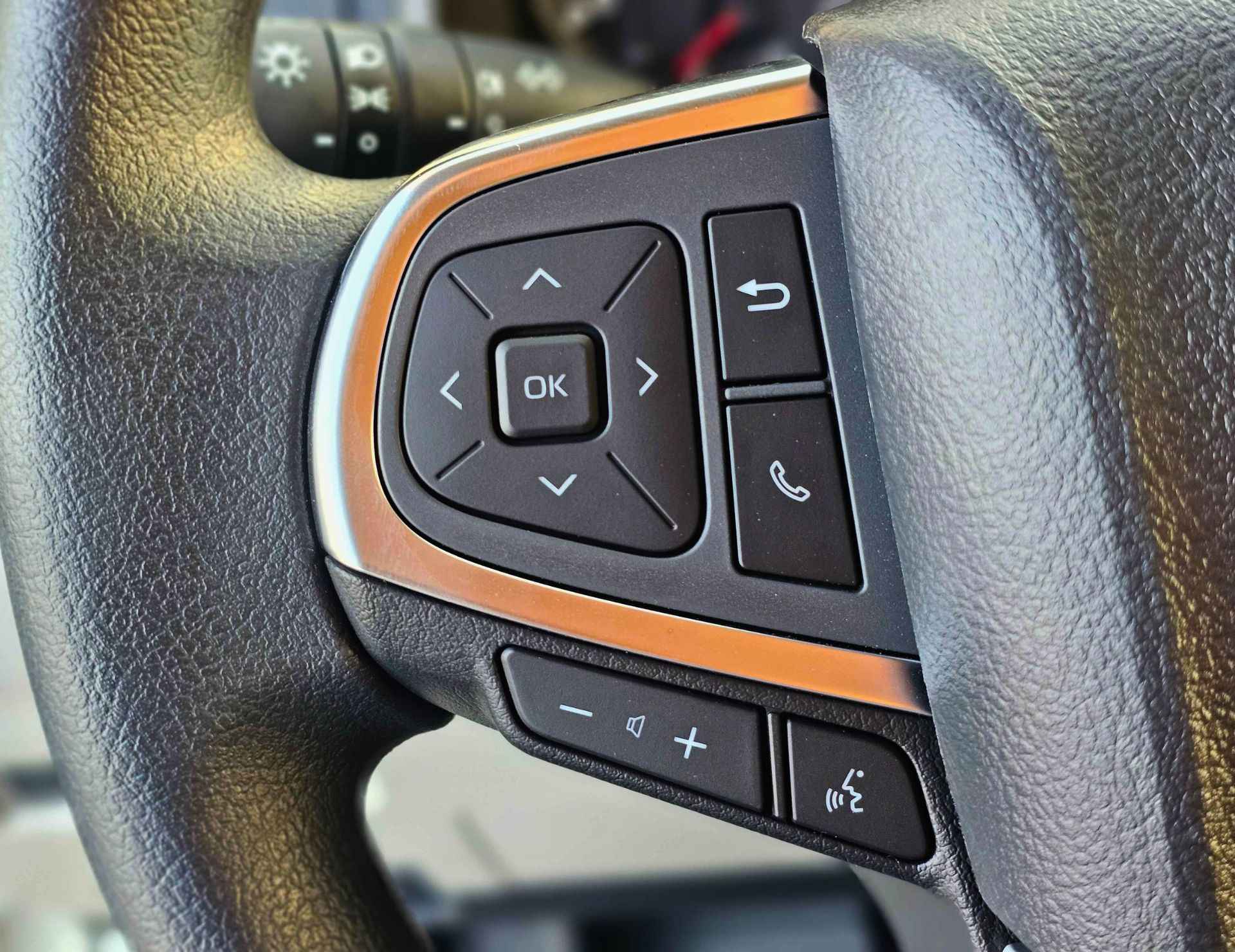TOYOTA HIACE CARGO MIDROOF 2026 PETROL 3.5L V6 A/T - Image 13