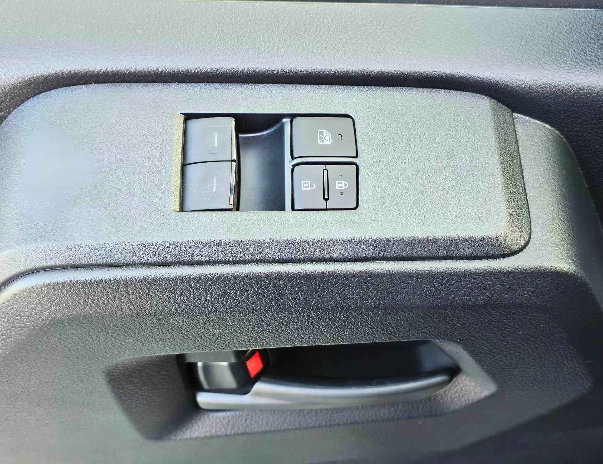 TOYOTA HIACE CARGO MIDROOF 2026 PETROL 3.5L V6 A/T - Image 19