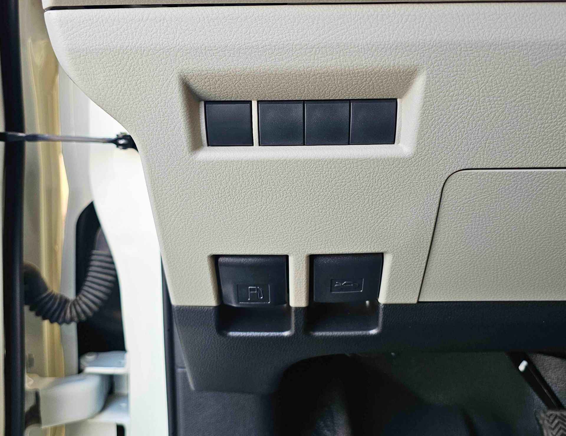 TOYOTA HIACE CARGO MIDROOF 2026 PETROL 3.5L V6 A/T - Image 20