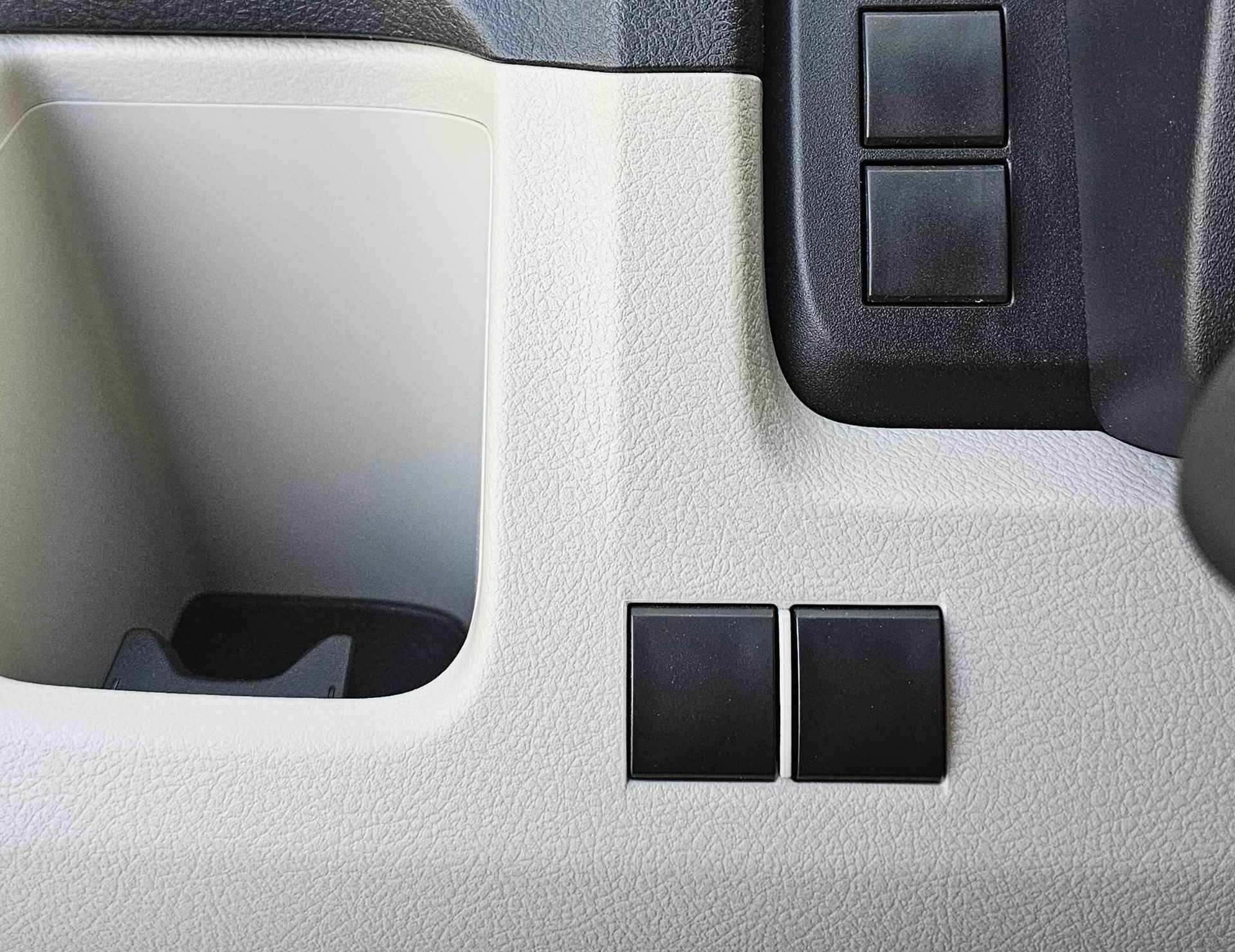 TOYOTA HIACE CARGO MIDROOF 2026 PETROL 3.5L V6 A/T - Image 21