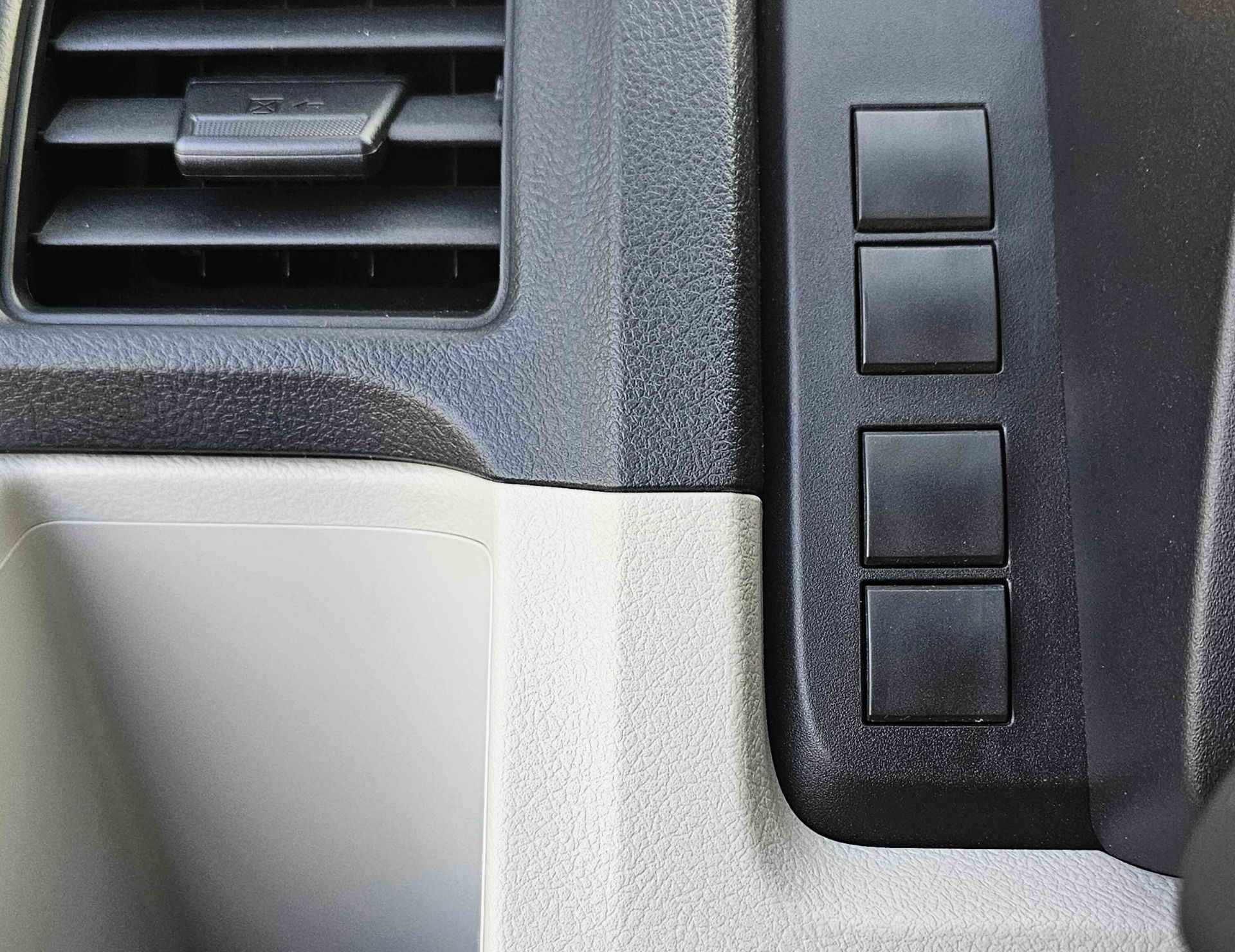 TOYOTA HIACE CARGO MIDROOF 2026 PETROL 3.5L V6 A/T - Image 22