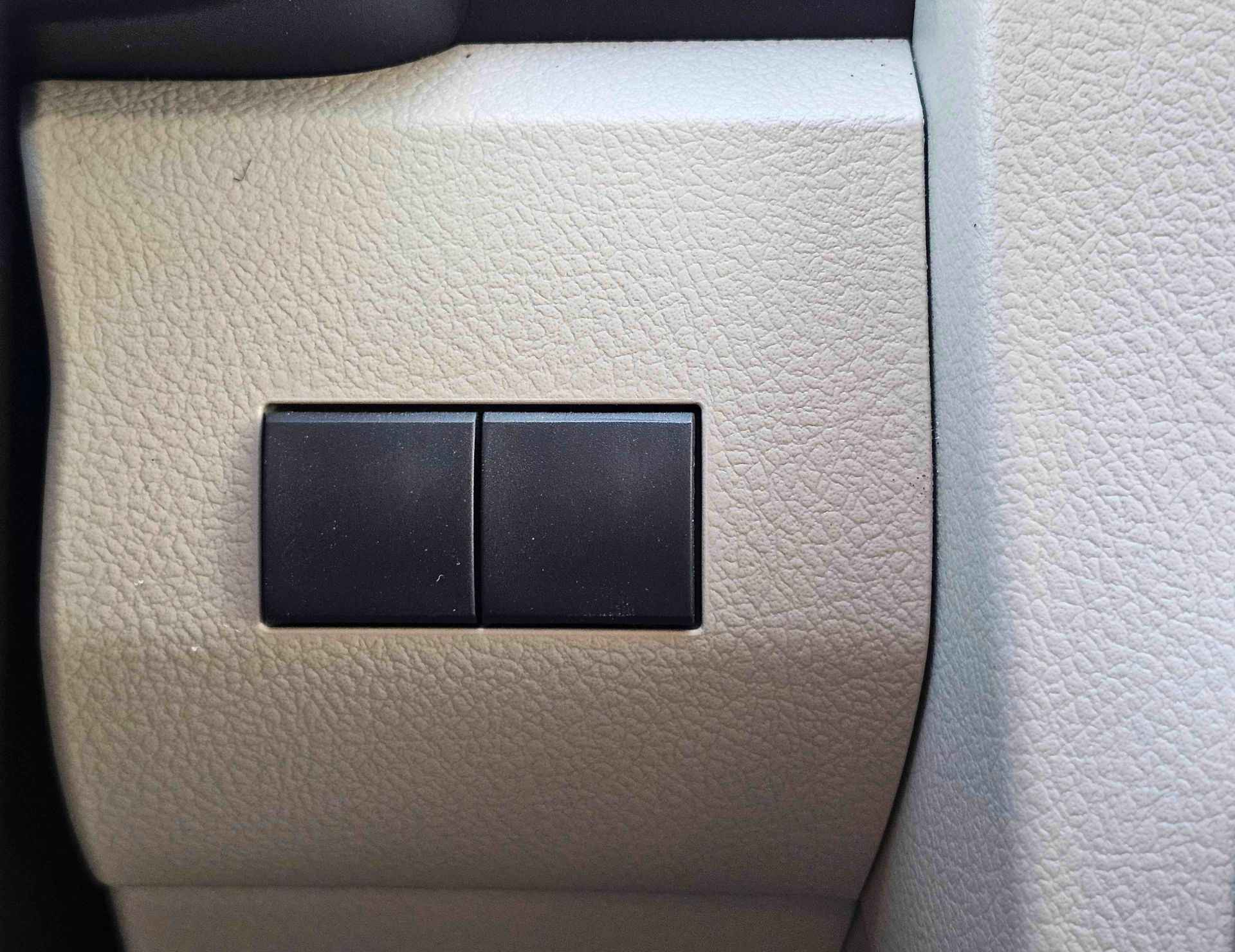 TOYOTA HIACE CARGO MIDROOF 2026 PETROL 3.5L V6 A/T - Image 23