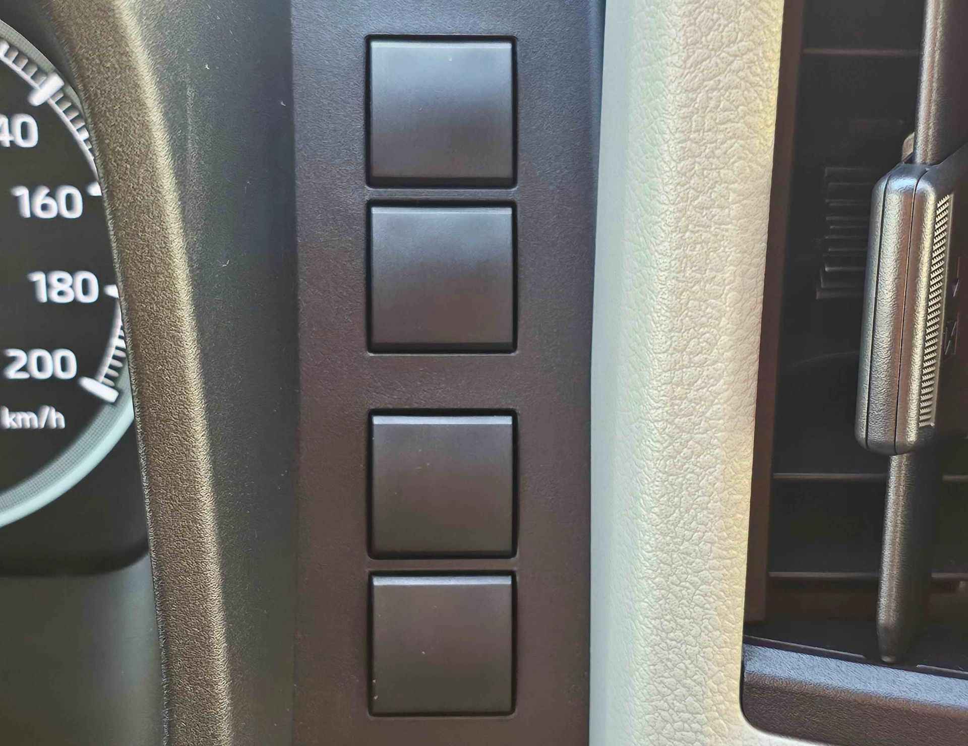 TOYOTA HIACE CARGO MIDROOF 2026 PETROL 3.5L V6 A/T - Image 24
