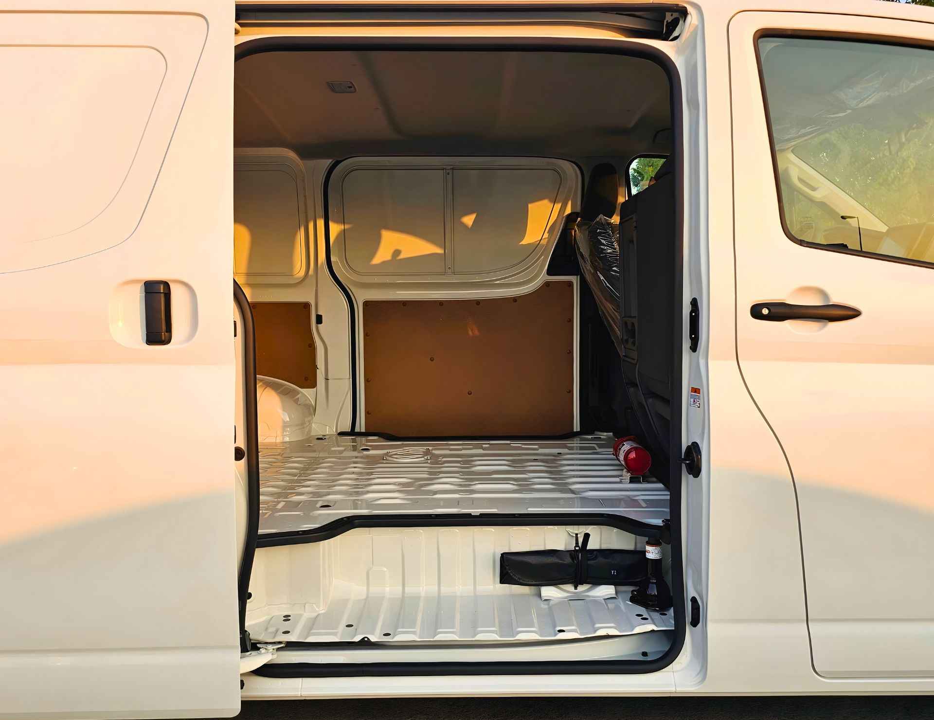 TOYOTA HIACE CARGO MIDROOF 2026 PETROL 3.5L V6 A/T - Image 26