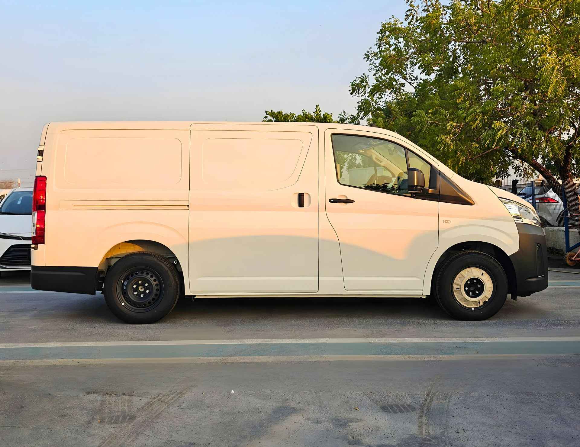 TOYOTA HIACE CARGO MIDROOF 2026 PETROL 3.5L V6 A/T - Image 3