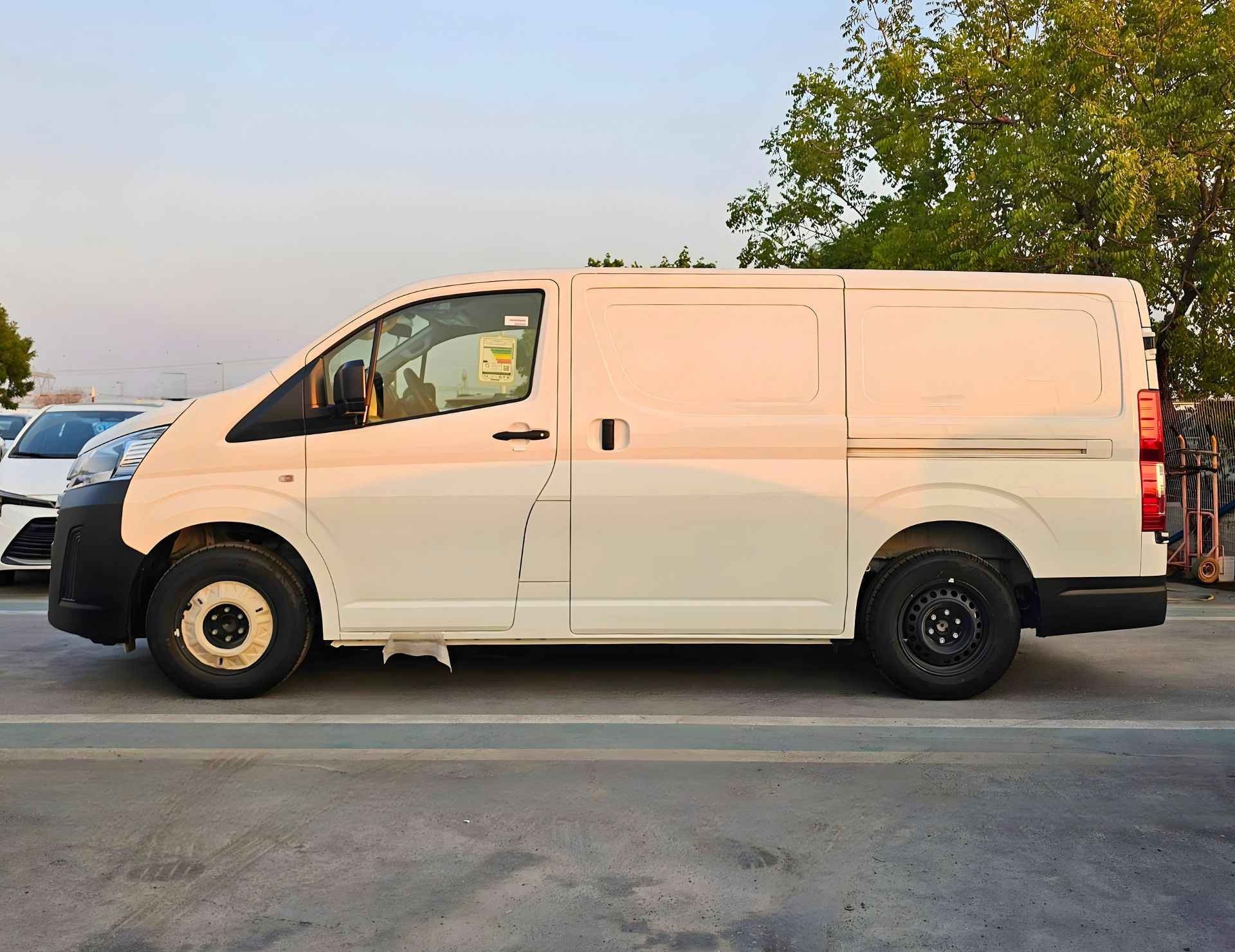 TOYOTA HIACE CARGO MIDROOF 2026 PETROL 3.5L V6 A/T - Image 2