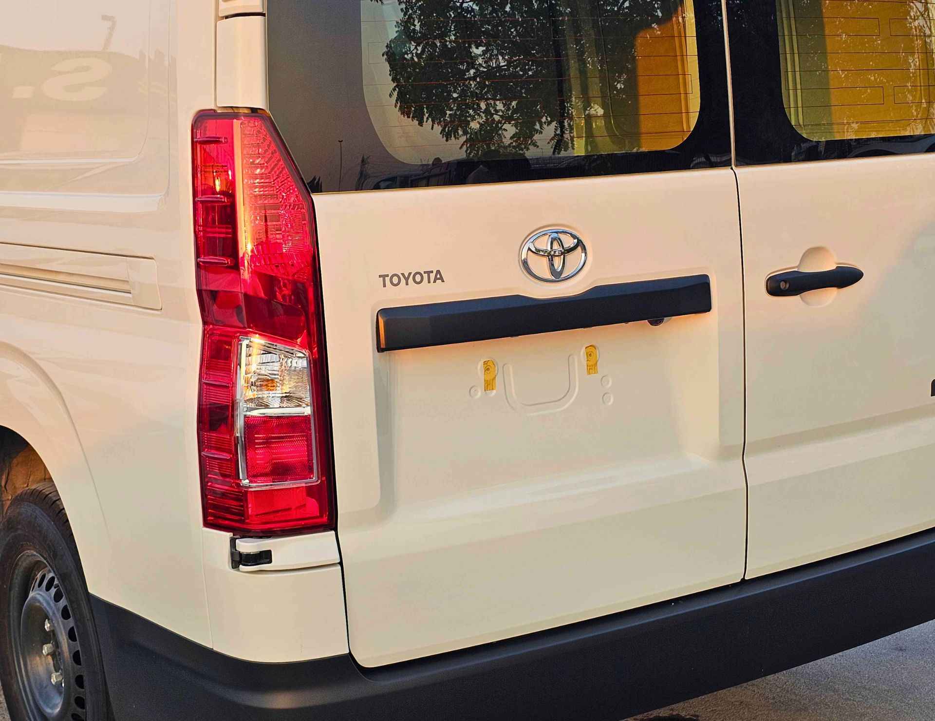 TOYOTA HIACE CARGO MIDROOF 2026 PETROL 3.5L V6 A/T - Image 25