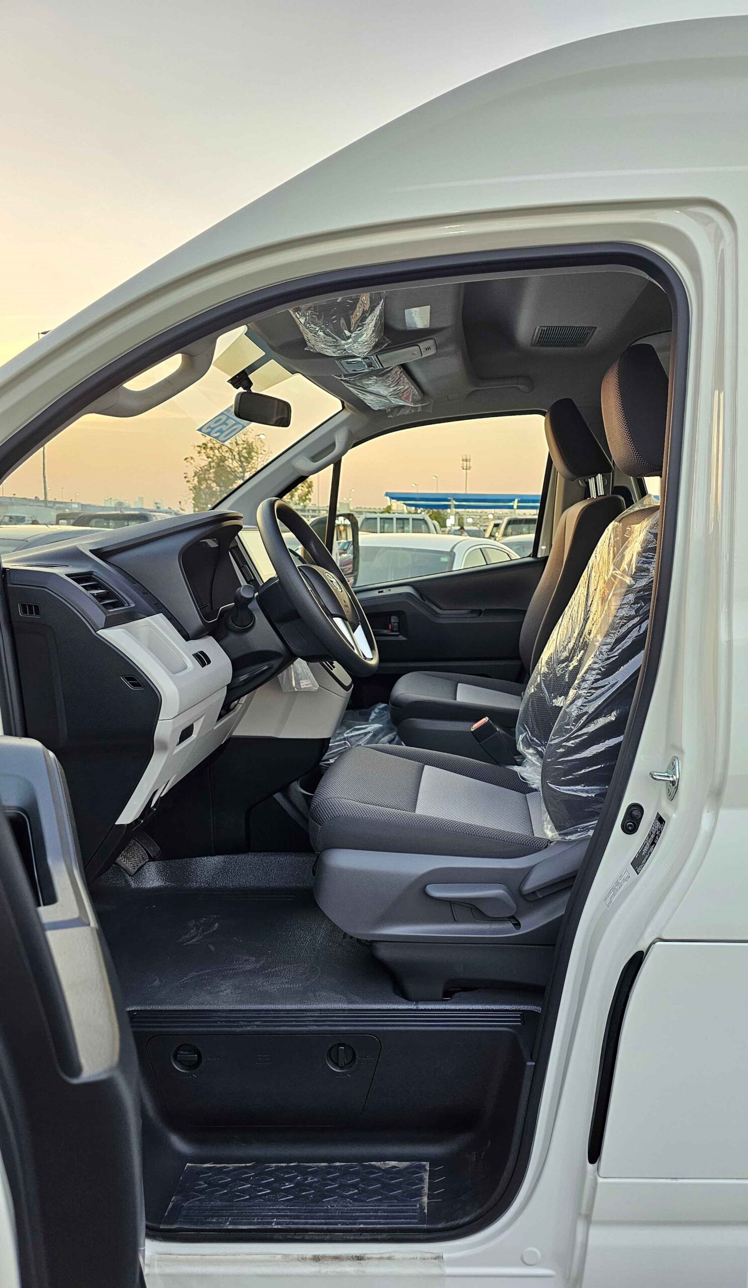 TOYOTA HIACE HIGHROOF GL 2026 DIESEL V4 2.8L A/T - Image 6