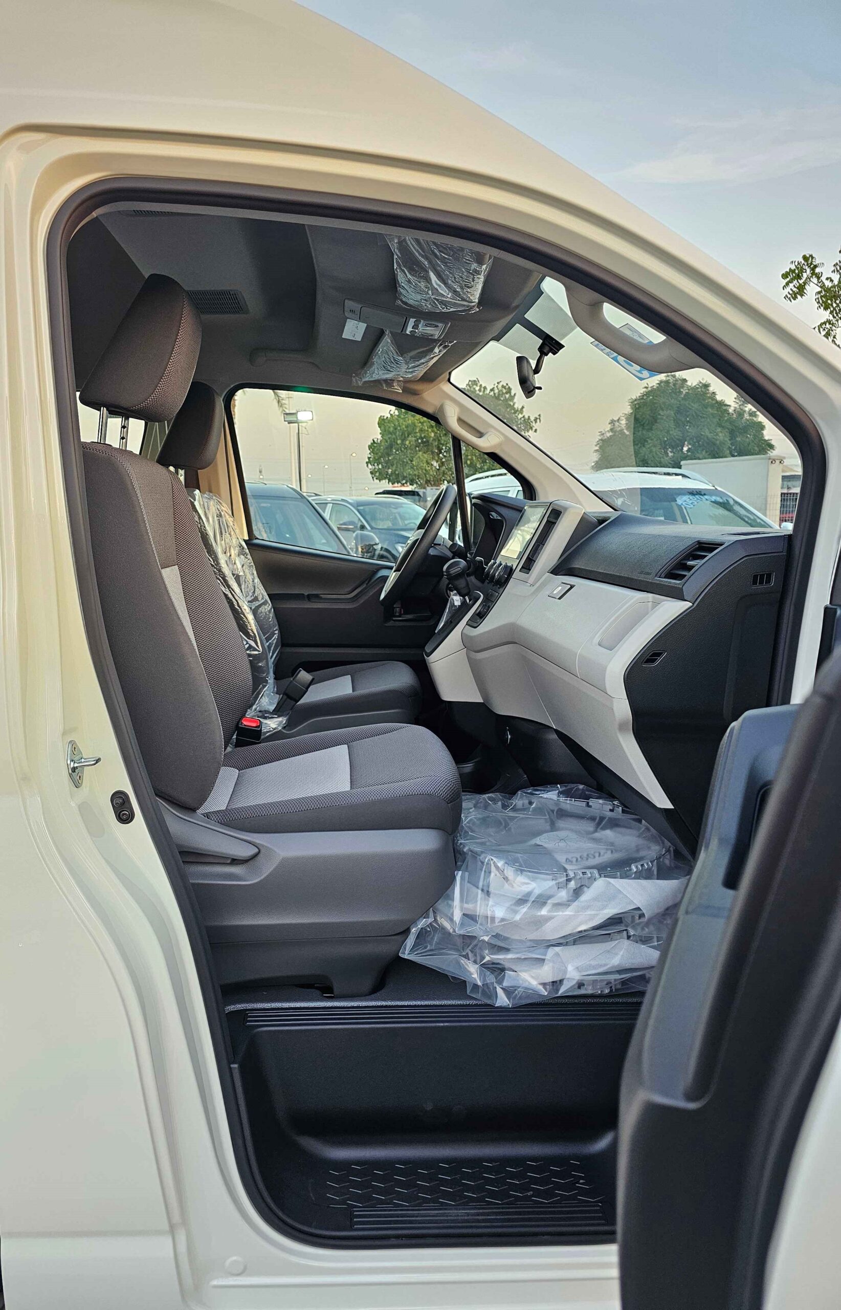 TOYOTA HIACE HIGHROOF GL 2026 DIESEL V4 2.8L A/T - Image 7